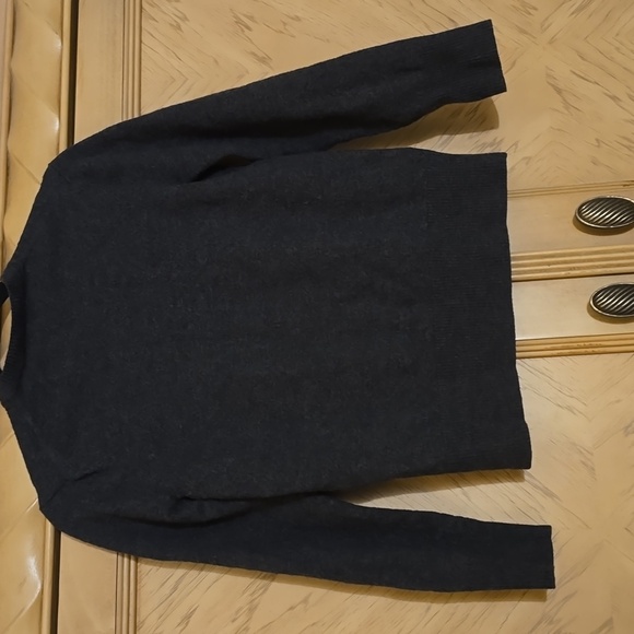 Banana Republic Ultra Fine Merino Sweater. Grey Colored. Size Large - Picture 4 of 8